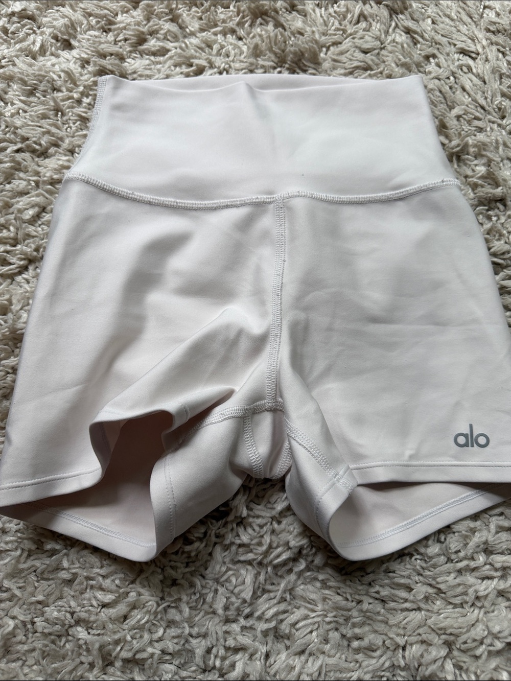 ALO Yoga wht High-Rise Shorts
